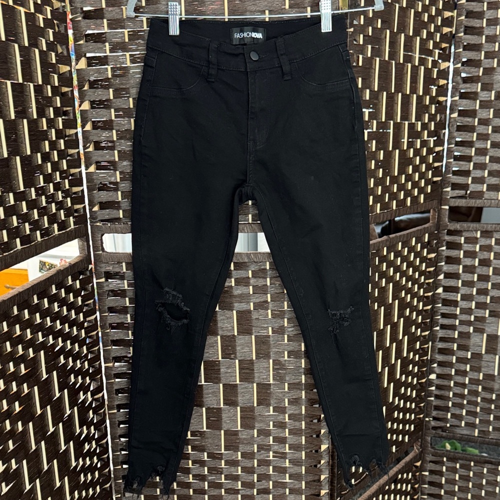 Fashion Nova Black Distressed Skinny Cropped Jeans Size 3